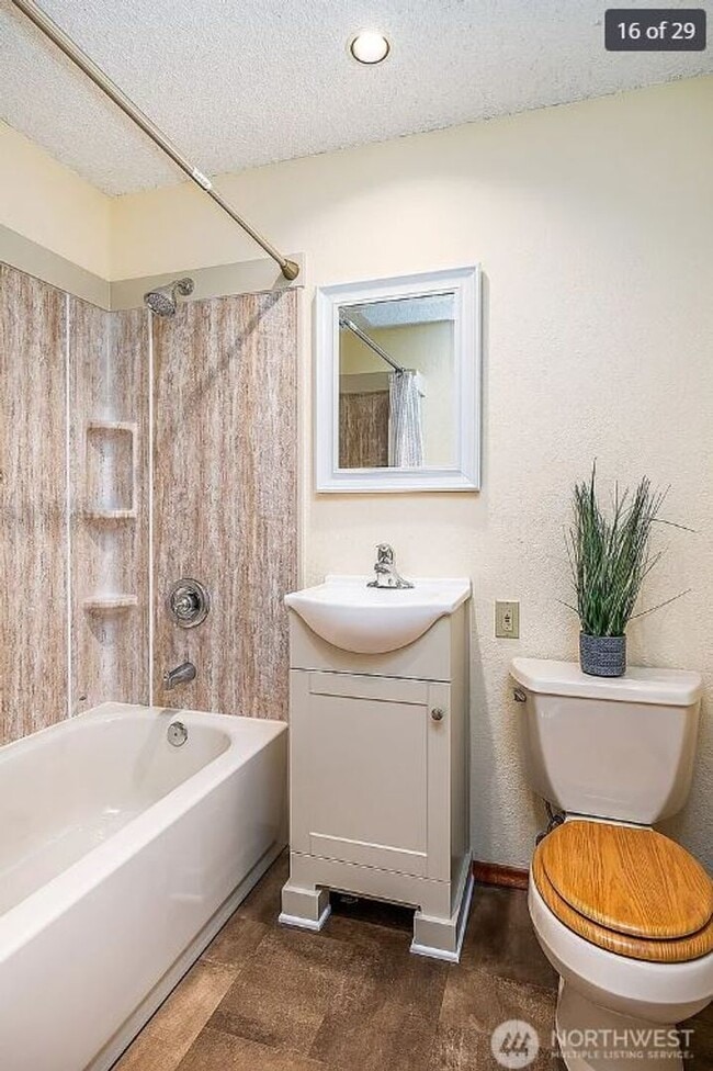 Building Photo - Shoreline Rambler