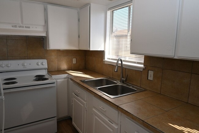 Building Photo - 2301 Stewart Ave #C C