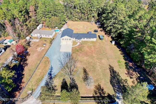 Building Photo - Land with plenty of personality