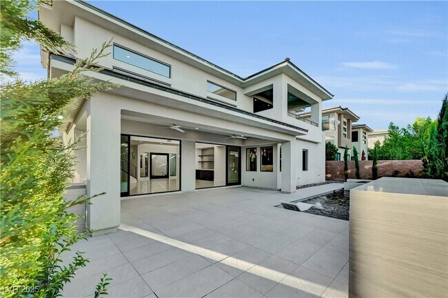 Building Photo - 68 Grey Feather Dr