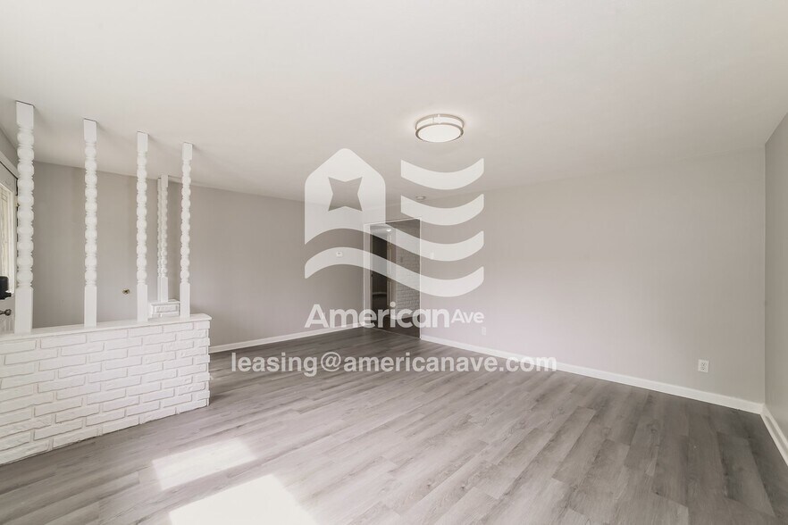 Building Photo - 2221 N Northcrest Dr