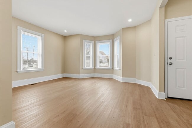 Building Photo - 142 Elliott St