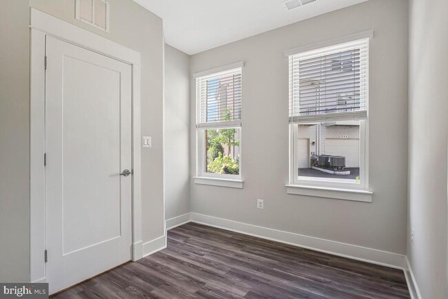 Building Photo - 1003 Sycamore Dr SE