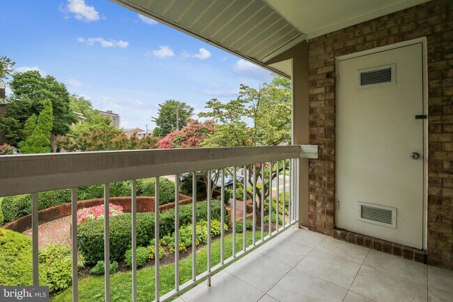 Building Photo - 1952 Kennedy Dr