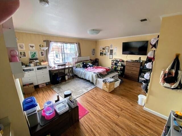 Spacious master bedroom with en suite full bath - 983 Hacienda Circle