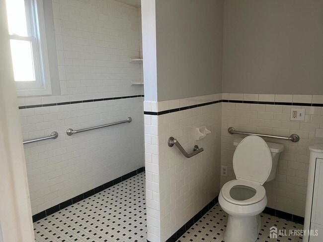 Building Photo - 104 W High St