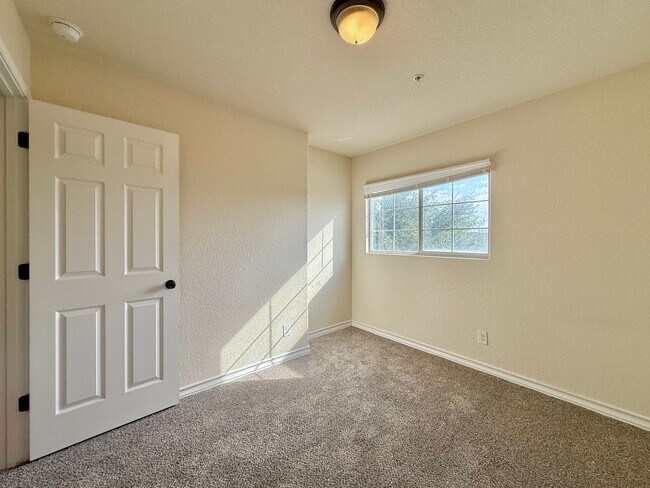 Building Photo - 3 bed 2 bath townhome in Leon Valley near ...
