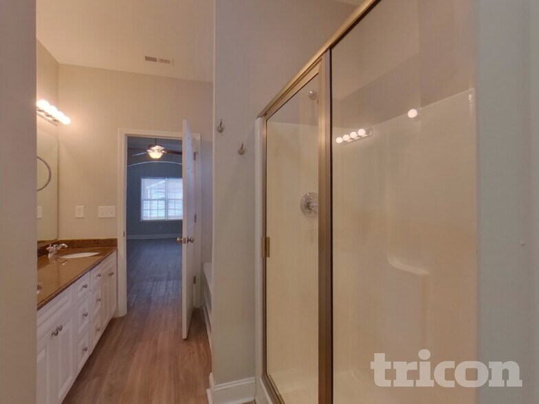 Building Photo - 2304 Larkspur Ln