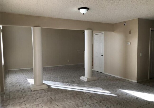 Building Photo - ABSOLUTELY BEAUTIFUL 3 BEDROOM 2 1/2 BATH