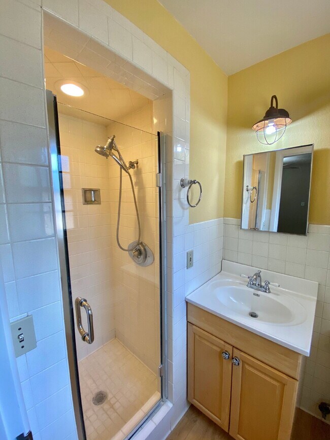 Building Photo - Stunning 4-Bedroom Home with Spacious Bedrooms Available for Summer 2026 Pre-Lease