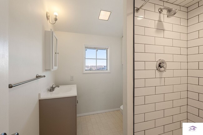 Building Photo - AVAILABLE NOW!