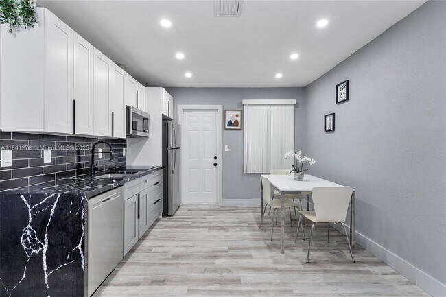 Building Photo - 102 NE 71st St