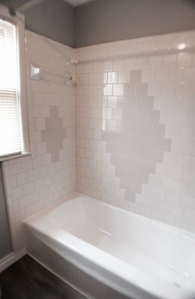 Building Photo - Updated 2BD 1BA Craftsman Home in Central ...