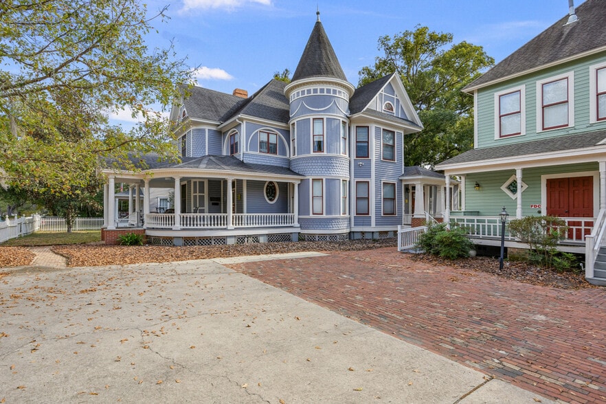 Building Photo - 205 SE 7th St