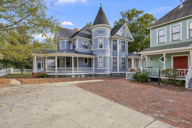 Building Photo - 205 SE 7th St