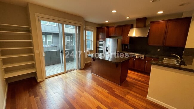 Building Photo - Beautiful 3 BD I 3.5 BA Townhome w/ Double...