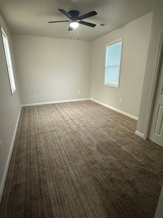 Building Photo - Beautifully updated & in great location