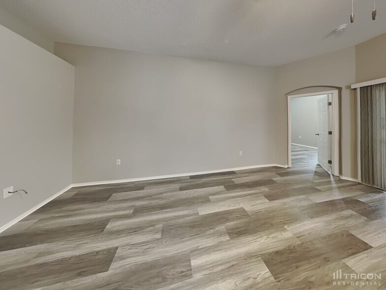 Building Photo - 2118 Deerfield Dr
