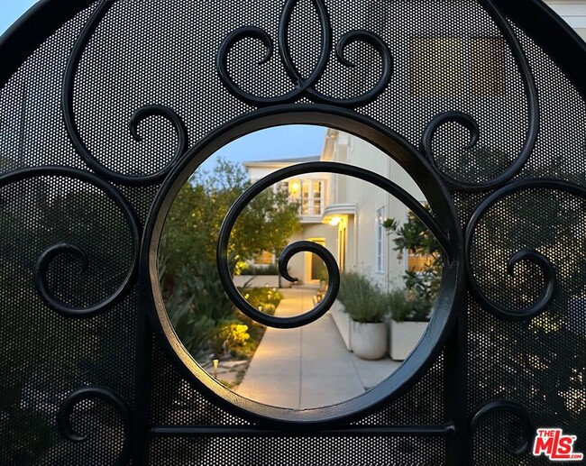 Building Photo - 464 N Harper Ave