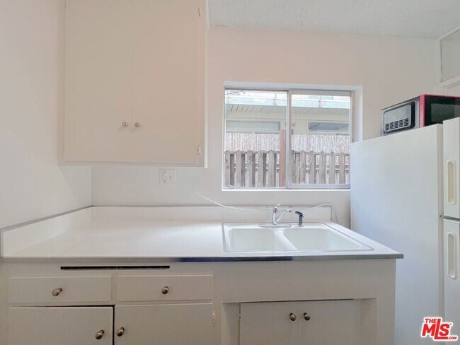 Building Photo - 941 N San Vicente Blvd