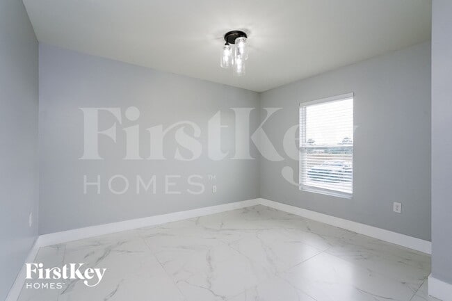 Building Photo - 2918 NW 5th Ave