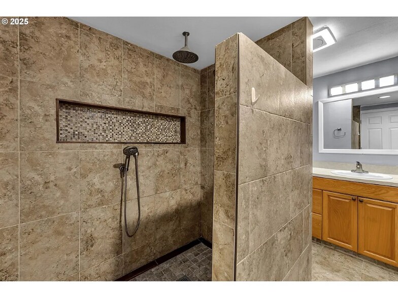 Building Photo - 1320 NW Maple Ln