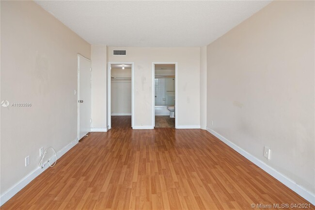 Building Photo - 900 Bay Dr
