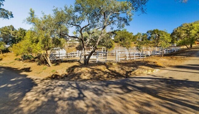 Building Photo - Classic Hope Ranch
