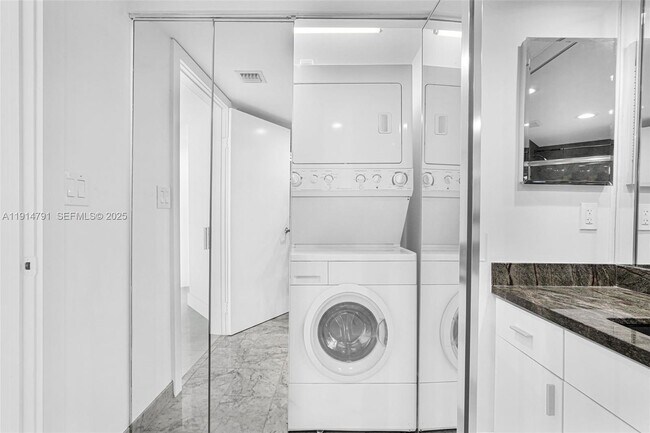 Building Photo - 16485 Collins Ave