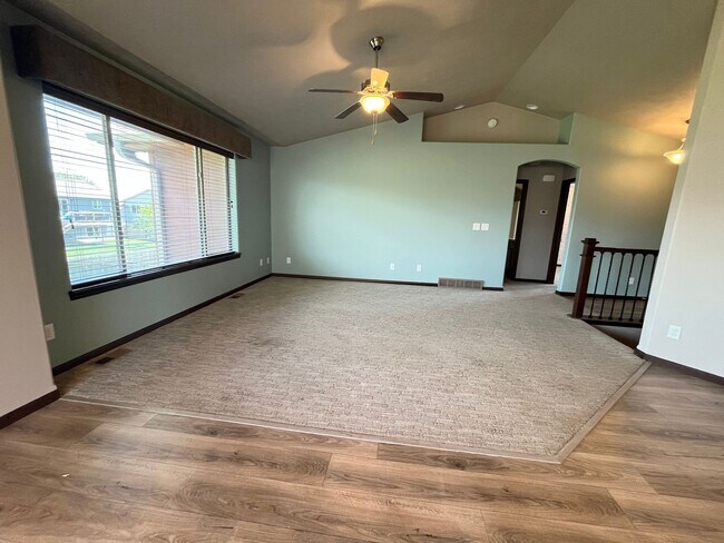 Building Photo - Gorgeous 4 Bed/3 Bath Home in Great Location!