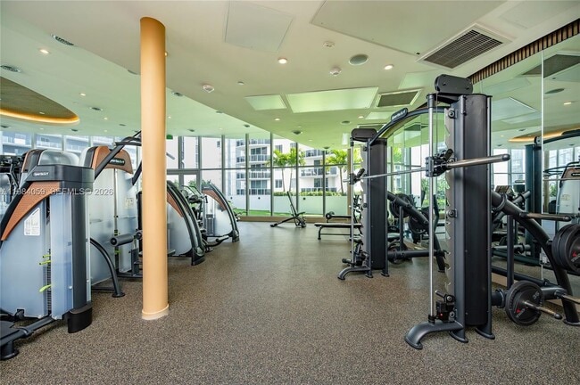 Building Photo - 700 NE 24th St