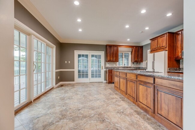 Building Photo - Experience lakefront living at its finest in the heart of East TN