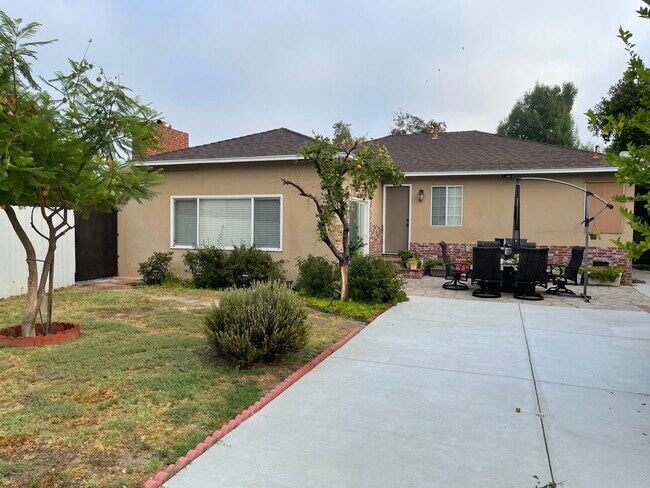 Building Photo - 7236 Oakdale Ave