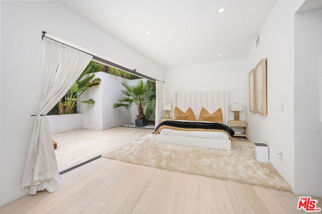 Building Photo - 2048 N Beverly Dr