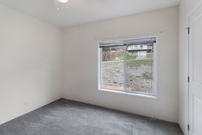 Building Photo - 3 Bed 2 Bath - A/C - Dog per Approval - NA...