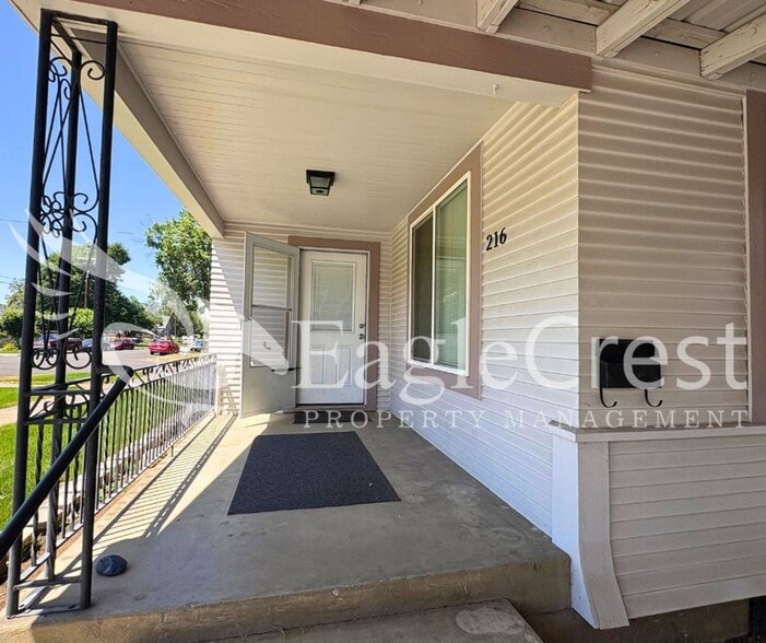 Building Photo - Spacious 3-Bedroom, 2-Bath Home on a Corner Lot-Students Encouraged To Apply