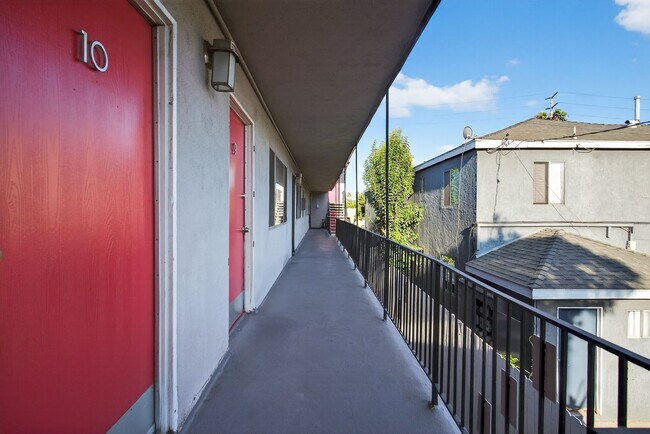 Interior Photo - 1121 Daisy Avenue