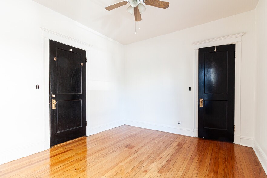 Building Photo - 910 W Belle Plaine Ave