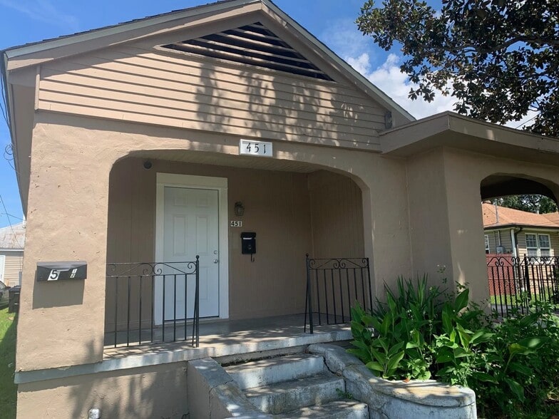 Building Photo - 451 Oak Ave