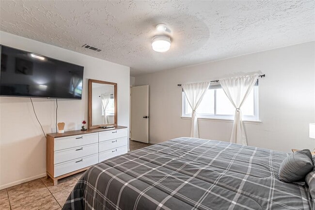 Building Photo - 21306 Castlemont Ln