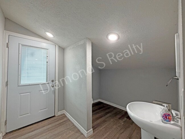 Building Photo - Spacious, Clean 3 Bedroom Home + Bonus Room Available!