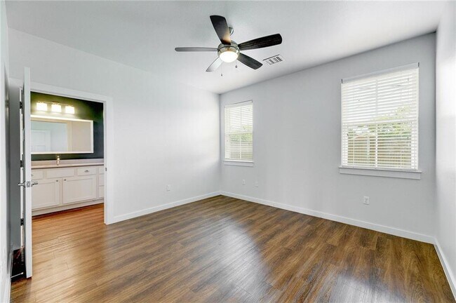 Building Photo - 400 Rose Dr