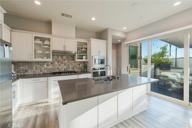 Building Photo - 102 Spectacle