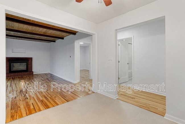 Building Photo - 389 Appleblossom Ave N