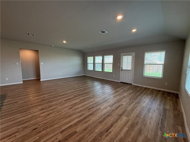 Building Photo - 554 Blue Stem Rd