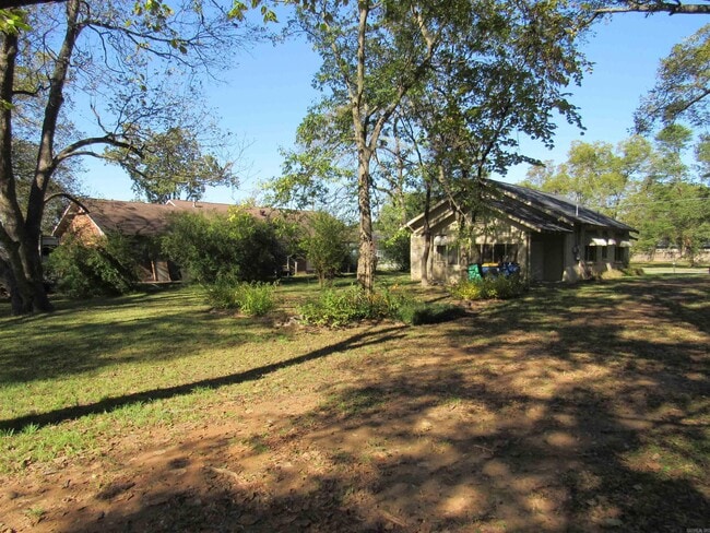 Building Photo - 405 E Main St