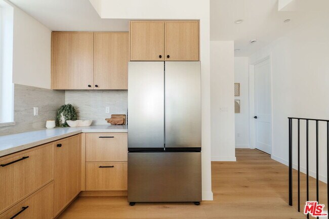 Building Photo - 6765 Lexington Ave