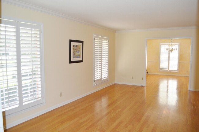 Building Photo - 7540 Hollyridge Rd