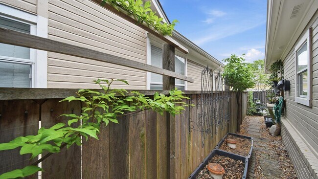 Building Photo - 1164 Misty Isle Dr
