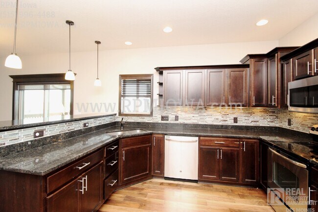 Building Photo - OVER 2000 SQ FT!!   5 Bedroom, 3.5 Bath Home in Urbandale